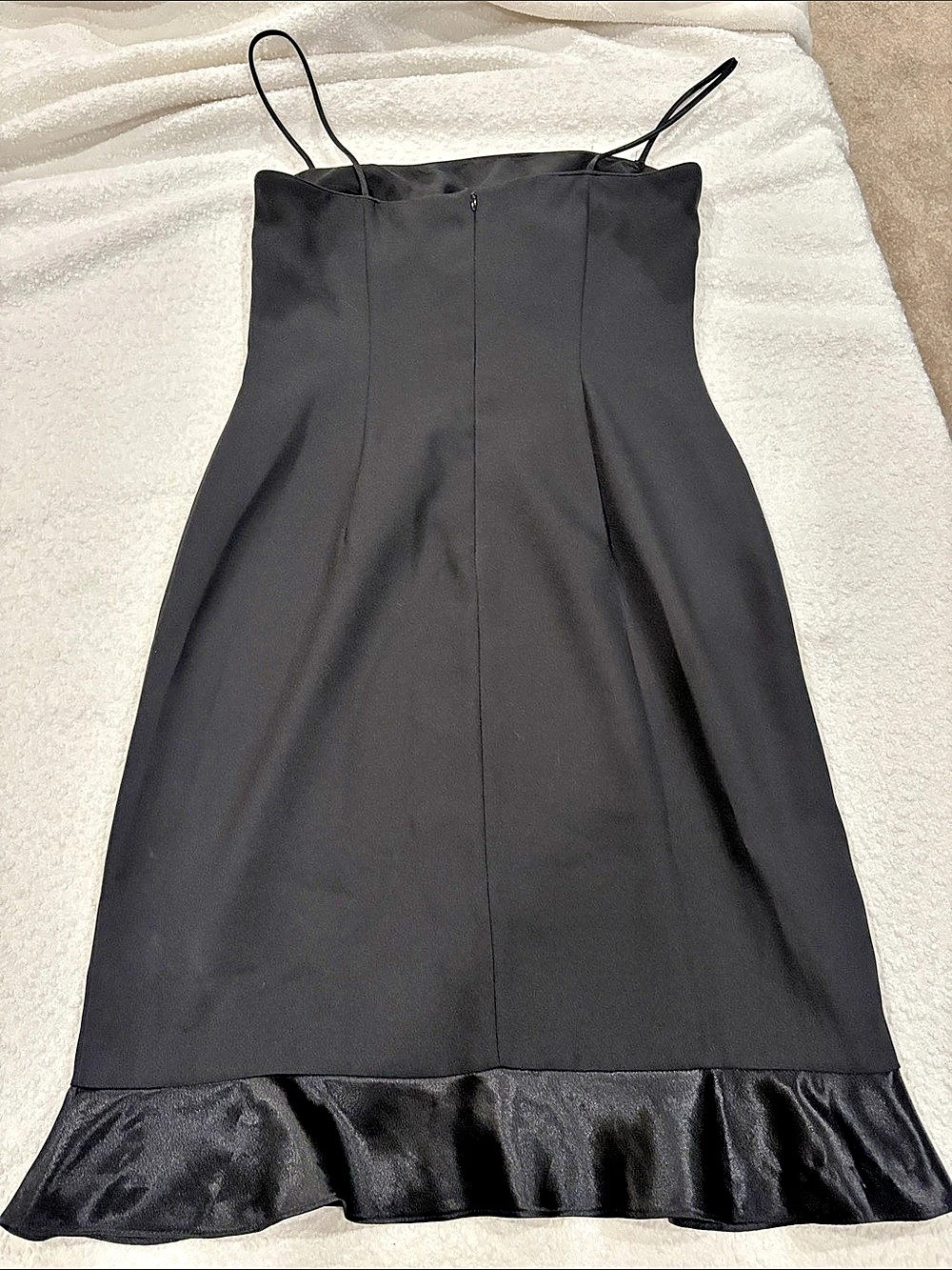 “Little Black dress” elegant Black Ruffle Hem Mini Dress Size 6 Like New